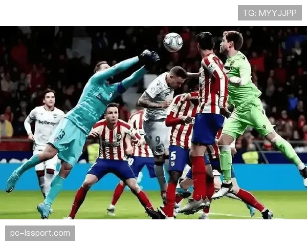 场上突发：贝蒂斯对阵塞维利亚的德比因球迷投掷物品暂停10分钟